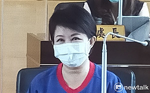 盧秀燕著中華台北棒球衣現身 慶祝全球首場觀眾入場職棒台中開打