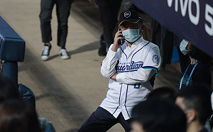 現場直擊》「鋼鐵部長」陳時中一身勁裝  出席獨步全球開門打棒球賽