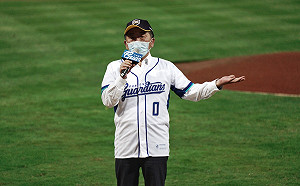 良影一二》全球唯一球迷進場看球  鋼鐵部長陳時中球衣背號帶您看