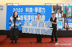 唐鳳現身課程博覽會與學子對話 黃偉哲贈「麵麵俱到」