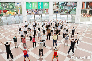 黃偉哲揪區長舞動防疫操  力推防疫新生活落實各地