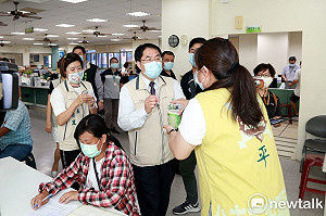 紓困審准748件發1007萬  黃偉哲送綠豆湯至公所加油打氣