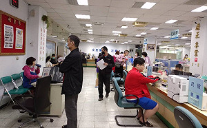 開跑車、帶名牌包來要紓困  八成職業都寫這個……