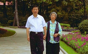 (影)習近平與母合照遭官媒釋出！  網驚呆:他只是個孩子呀