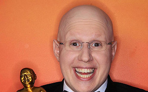 英首相提「有條件」解封   喜劇演員上演「雞同鴨講」調侃