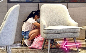 這是2020年的香港！小學生緊護幼稚園生為躲港警襲擊