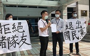 藍營議員高舉「拒絕豬隊友」白布條  要求李來希退出國民黨