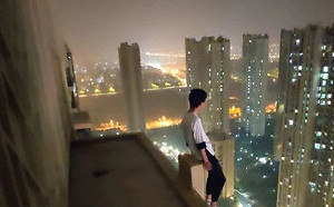 (影)直擊青年想不開欲跳高樓  警員半空把人拉出鬼門關