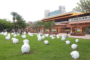 可愛羊群現身北捷淡水站！60隻綿羊任人大拍創意照