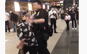 北捷未戴口罩上演真人快打   保全僅憑防守壓制鬧事女子