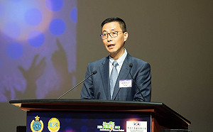 試題誤導考生！香港教育局長被起底 兒子資料全外洩