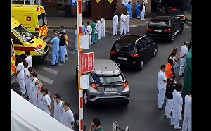 「背對」夾道歡迎總理   比利時醫護人員展現無聲抗議