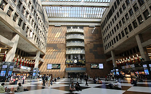 台北車站大廳「永久禁坐令」急轉彎  林佳龍支持開放