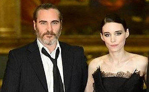 《小丑》瓦昆菲尼克斯將升格當爸？傳影后未婚妻已懷胎6月