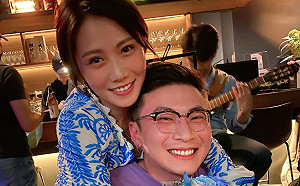 大牙打破不婚主義！520與小7歲男友登記結婚