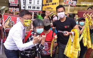 黃光芹綁黃絲帶衝了!   赴高雄街頭手比66籲「把高雄拿回來」