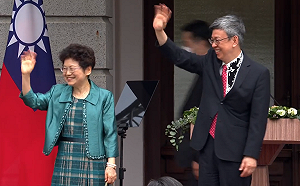 結束4年副手生涯  陳建仁緊牽太太離開總統府