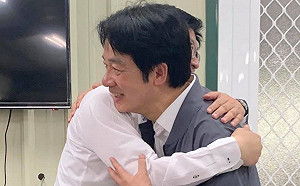 甩了謝龍介!  帶你看副總統賴清德濕身擁抱的那個「他」