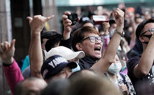 現場直擊》罷韓團體北車發布條 逾兩千名高雄旅北民眾冒雨相挺展現罷韓意志