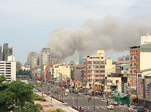 台中中華路夜市遭人縱火！台灣大道多棟民宅陷火海 祖孫躲窗邊呼救