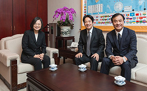 上班第二天 蔡英文到新同學賴清德辦公室查勤