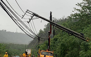 高屏遭雨彈轟炸！部分路段積水、電線桿倒塌