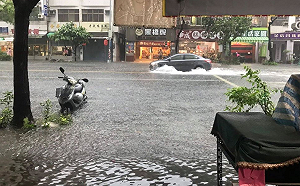 現場直擊》高雄強降雨成災  汽車在水中行駛