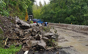 豪雨成災！ 嘉義縣明隧道附近土石滑落阻斷交通