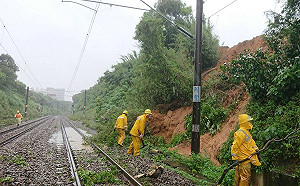 快訊》豪雨驚人！土石滑落台鐵新豐=竹北段  下午4時恢復通車