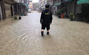 現場直擊/高雄市區多處積水 綠議員：說好的清淤治水成效呢？