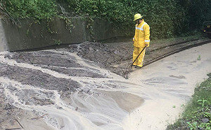 土石坍方掩鐵道    阿里山森林鐵路盼23日搶通復駛