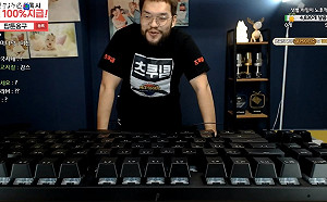 《星海爭霸》有夠大！南韓搞怪實況主訂做超大鍵盤打星海