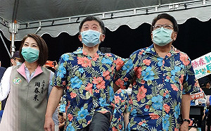 屏東枋山鄉長衝墾丁 送芒果給陳時中