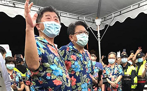 陳時中「花襯衫」逛墾丁 大街 帶頭高喊「我台灣我驕傲」