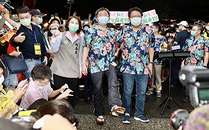 陳時中「花襯衫配木屐」遊墾丁    網友狂問：這件哪裡買？