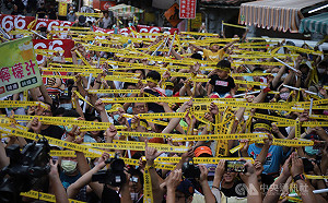 光復高雄三山會師首場  萬人黃絲帶展罷韓氣勢