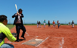 全台首座海景球場  蔡其昌、陳柏惟為台中大安棒壘球場剪綵開球