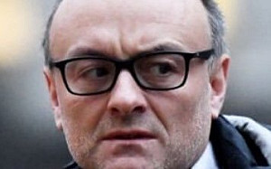 英相愛將堅不辭職 罕見親身上陣開記者會