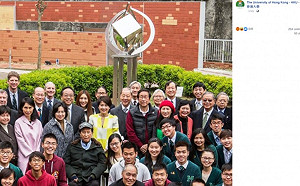 港大PO照悼念何鴻燊過世 疑不讓民主派校友入鏡竟裁掉賭王下半身