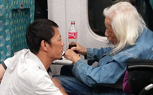 吳朋奉外省二代卻深愛台灣！高鐵遇史明席地主動攀談