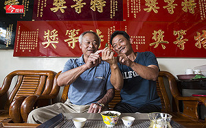 1台斤100萬！「我不是在巡茶園，就是在家泡茶…」父子如何種出天價茶？