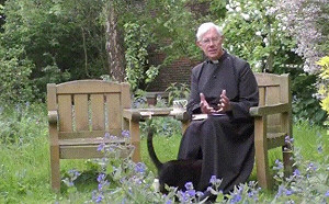 (影)牧師一派莊重錄晨禱影片　貓咪突冒出「溜進黑洞」氣氛瞬間全歪！