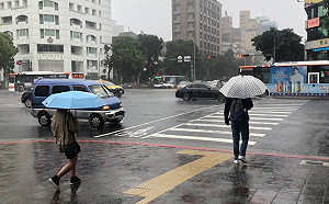 鋒面持續發威！全台有雨 中南部沿海留意大雨勢