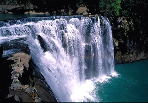 可以逛更久！十分瀑布6/1起延後1小時關園