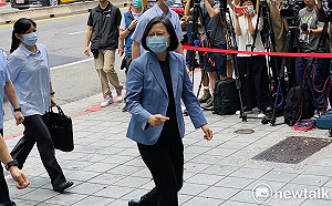 撐香港！蔡英文前往銅鑼灣書店表達支持立場