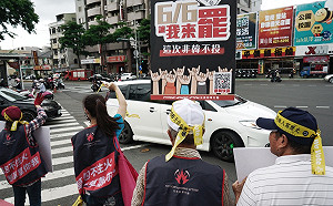 現場直擊》罷韓倒數第九天  罷韓團體百大路口黃絲帶發放行動