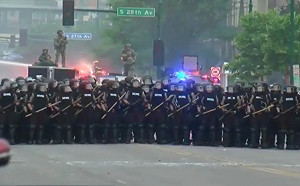 (影) 這裡是美國? 多處傳暴動 美鎮暴警、水砲車「強勢清場」