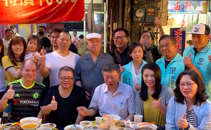 逛基隆廟口人山人海 柯文哲：疫情真的趨緩了