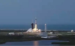 (影)SpaceX成功發射火箭 載美太空人飛往國際太空站