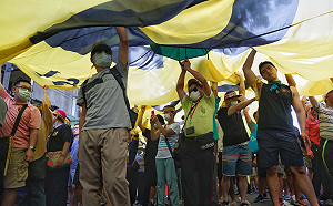 現場直擊》破兩萬罷韓支持者塞爆超級民主黃絲帶  怒吼高雄人不是塑膠做的